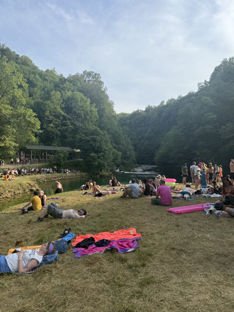 Posjetitelji Bearstone Festivala opuštaju se i kupaju u rijeci Mrežnici, okruženi prirodom i festivalskom atmosferom.