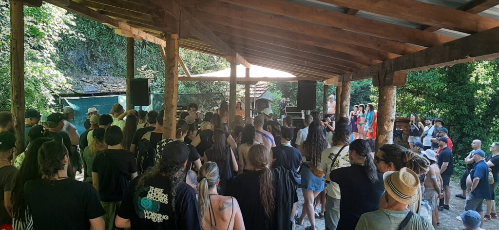 Mill Stage na Bearstone Festivalu okružen publikom i prirodom, s bendom u nastupu.